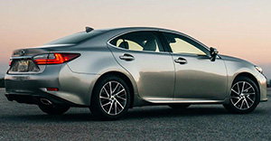 Lexus ES 2017 rear view