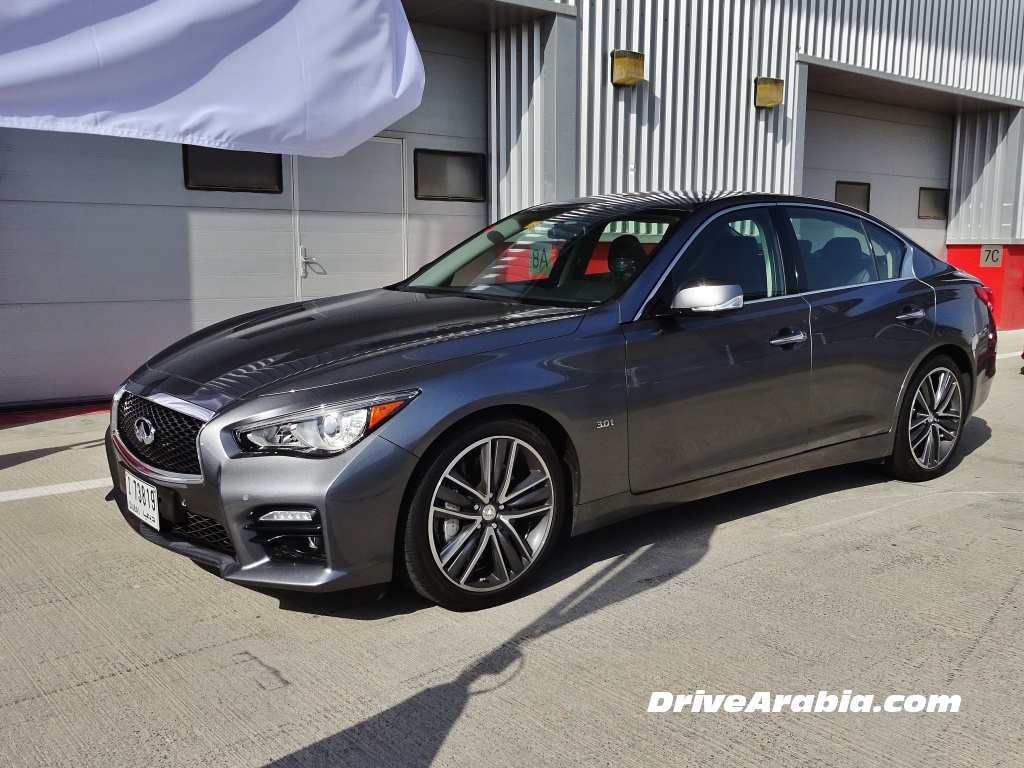 القيادة الأولى: 2017 إنفينيتي Q50 S Red Sport 400 في الإمارات العربية المتحدة