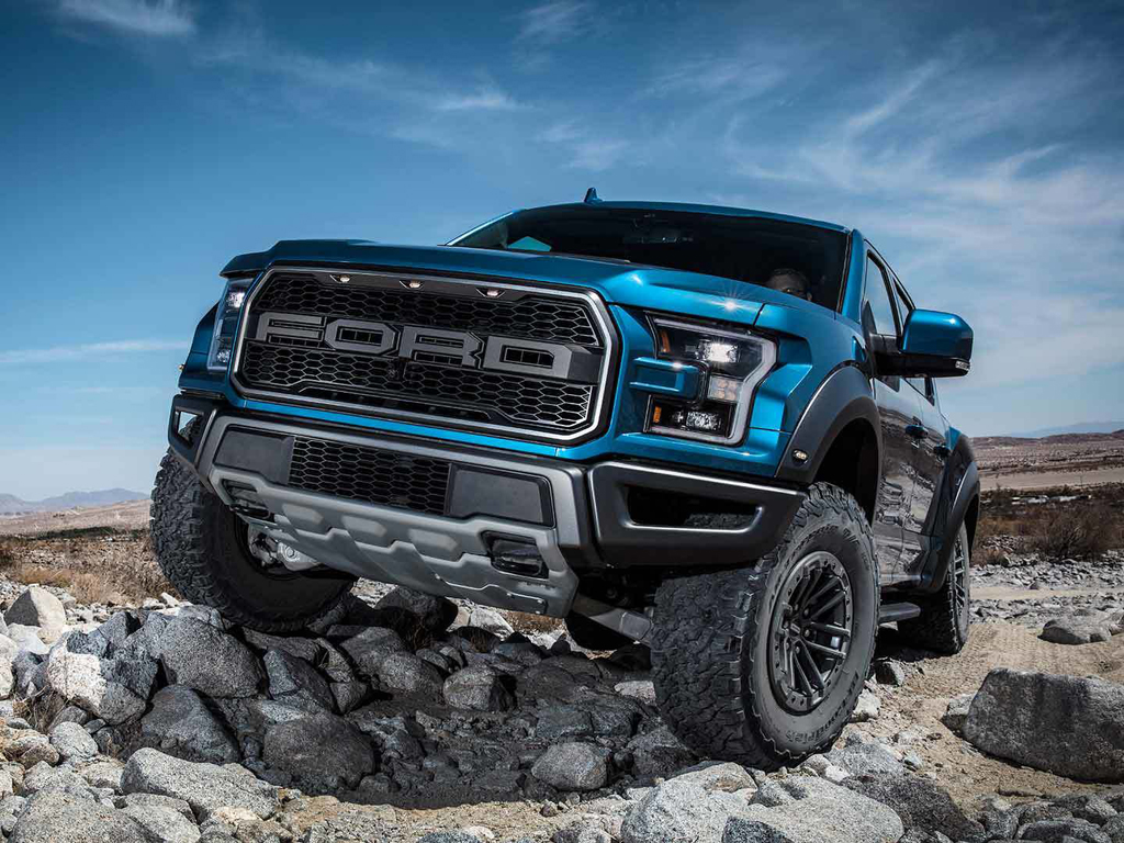 الظهور الأول لسيارة 2019 فورد F-150 رابتور بنظام تعليق أفضل و نظام تحكم بالمسار